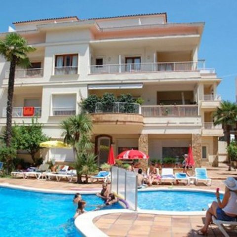 Swimming pool and building