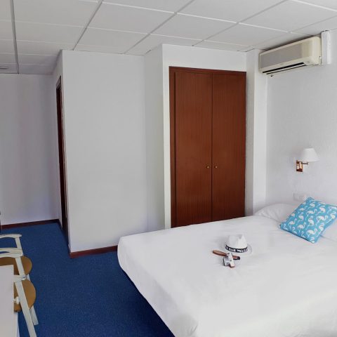 Room with carpet tiles